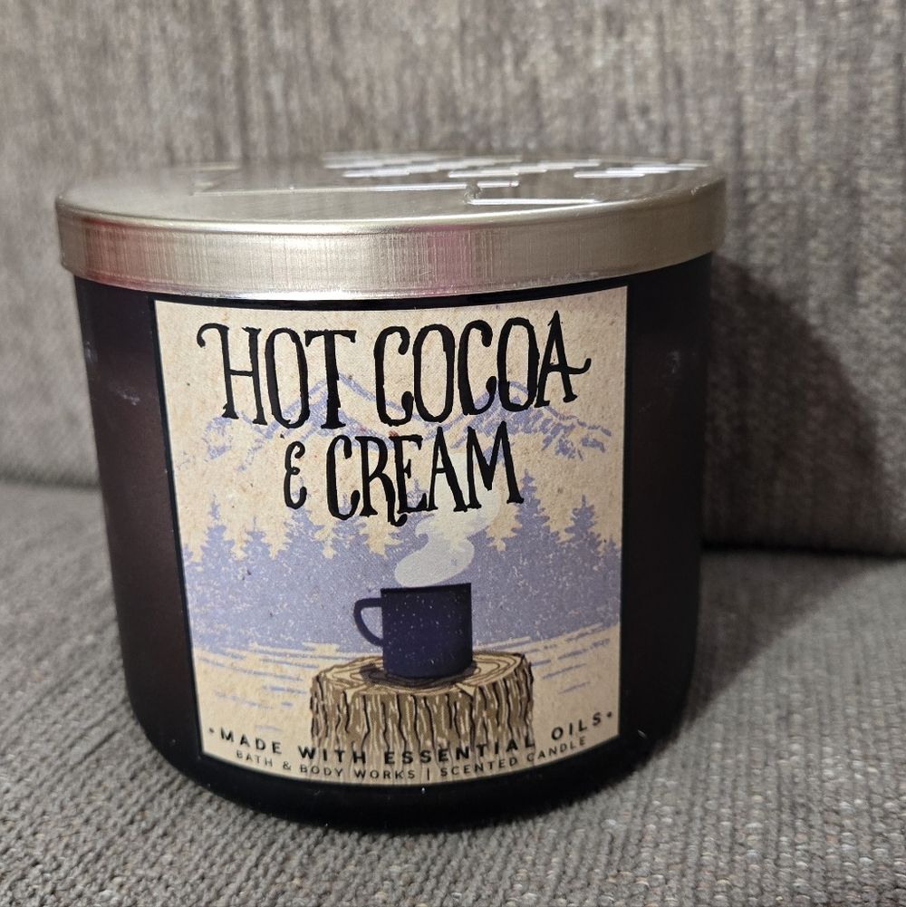 Bath & Body Works 3 wick candle Hot Cocoa & Cream